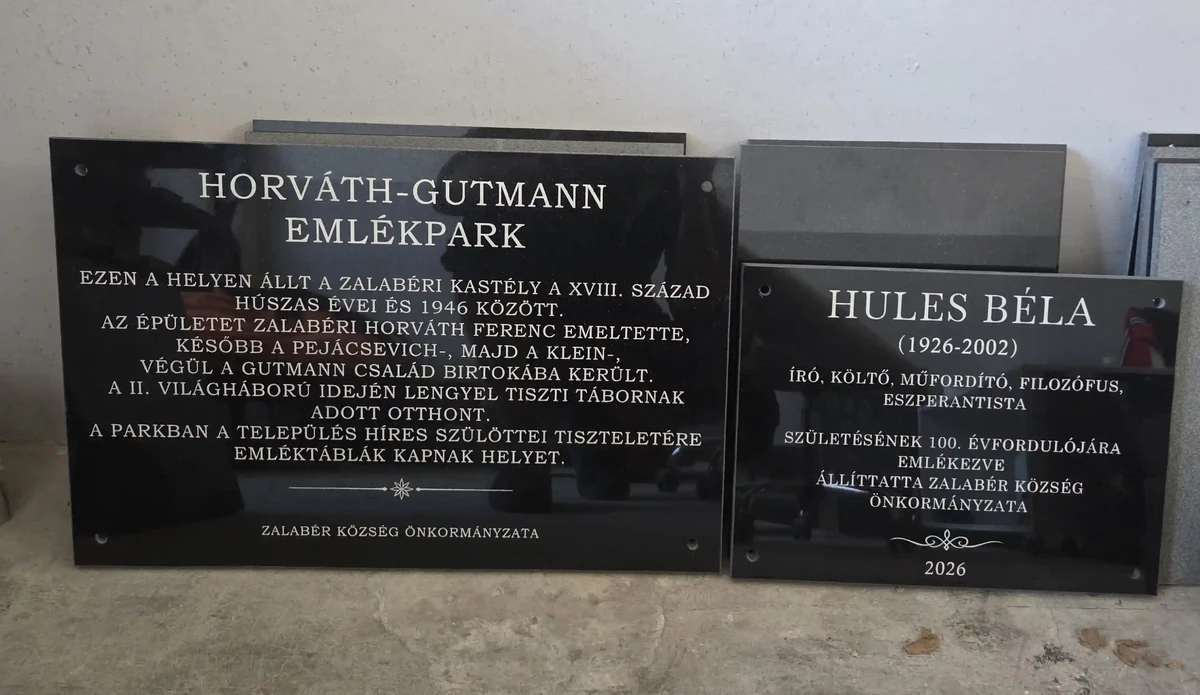 Feliratos fekete gránit emléktáblák a Horváth–Gutmann Emlékpark és Hules Béla emlékére
